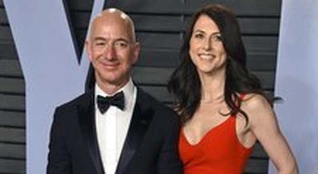 «Bezos ha un'amante», scoop del tabloid vicino a Trump