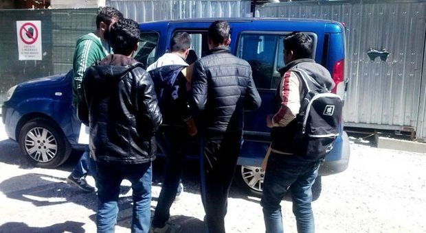 Trasportavano clandestini in Italia: arrestati sul confine tre passeur