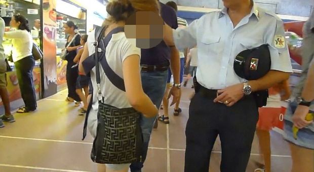 Roma, ruba portafogli in metro con tre complici: bloccata da un agente fuori servizio