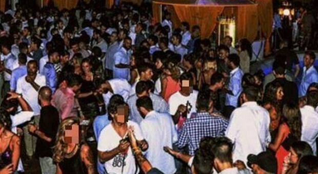 Discoteche chiuse, le feste si fanno nelle mega ville: maxi multe e organizzatori denunciati