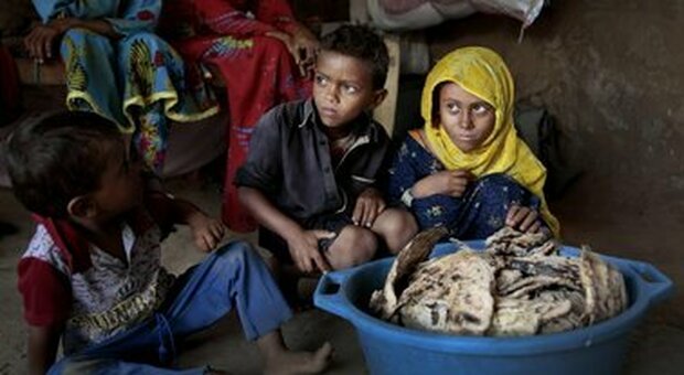 Yemen, 9 bimbi sfollati su 10 lottano per cibo, acqua e istruzione: la denuncia di Save the Children