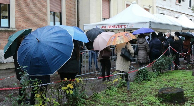 Vaccini a Benevento, code e attesa sotto la pioggia