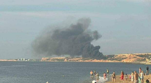 Crimea, forte esplosione in una base aerea. Mosca: «È un velivolo che ha preso fuoco»