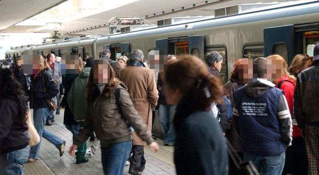 La baby gang della metro a Roma, coltelli e rapine ai pendolari: «Dacci tutto o sei morto». Presi 3 minorenni