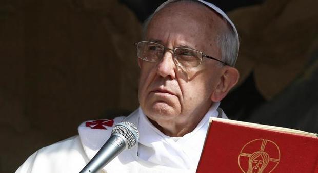 Papa Francesco all'udienza assieme a 12 rifugiati: «Bisogna toccare gli esclusi»