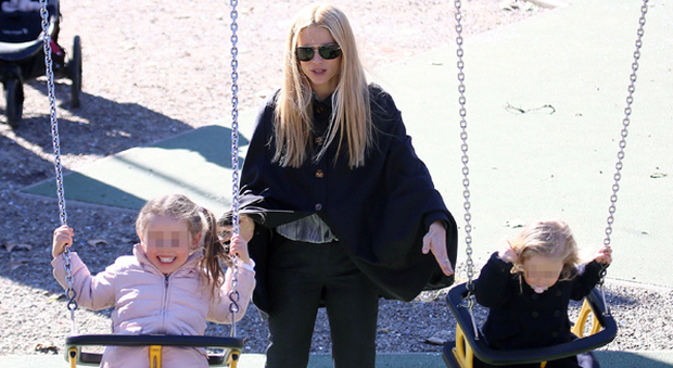 Michelle Hunziker, giornata al parco con le figlie scortata dalla bodyguard
