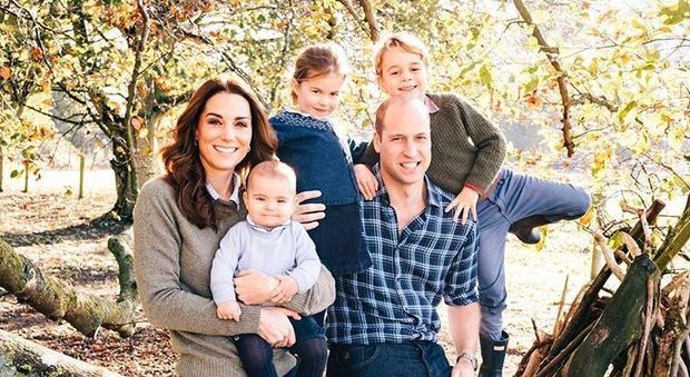 Kate Middleton e William in jeans per la foto di famiglia per Natale