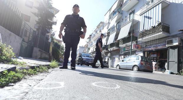 Napoli, la camorra alza il tiro: bomba e cinquanta colpi di pistola, è notte di fuoco