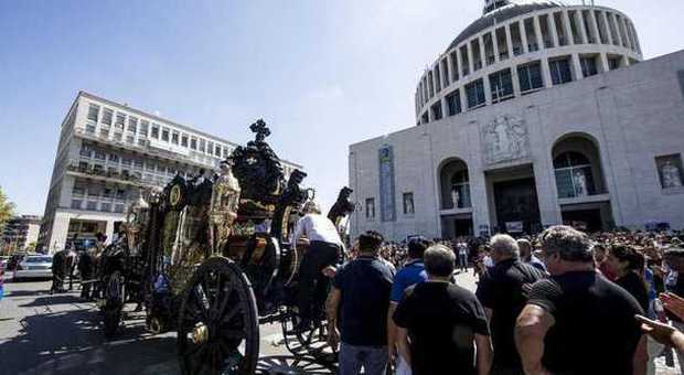 Funerali Casamonica, il vicariato ammette: "Imbarazzo per le scene hollywoodiane"