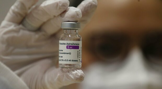 AstraZeneca, team tedesco annuncia legame tra vaccino e trombosi rare: «Dati da verificare»
