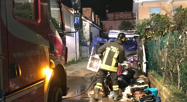 Incendio doloso, distrutto furgone di un commerciante a Scauri