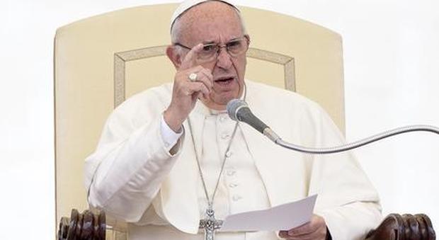 Papa Francesco, mea culpa sui rom: «Anche i cristiani vi hanno discriminato, chiedo perdono»