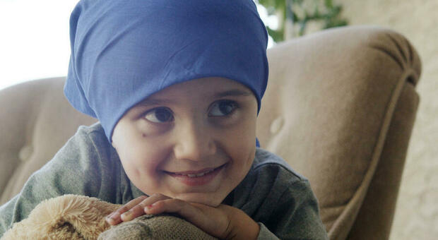 Bambino di quattro anni sconfigge il cancro dopo 90 chemioterapie