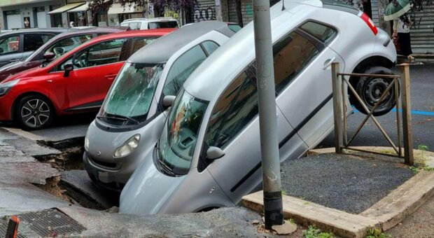 Maltempo a Roma, scene apocalittiche: si apre una voragine, le auto sprofondano
