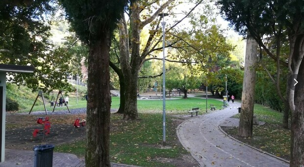 Picchiata al parco, donna muore a Rovereto dopo il ricovero: arrestato un 40enne. Aveva provato a violentarla