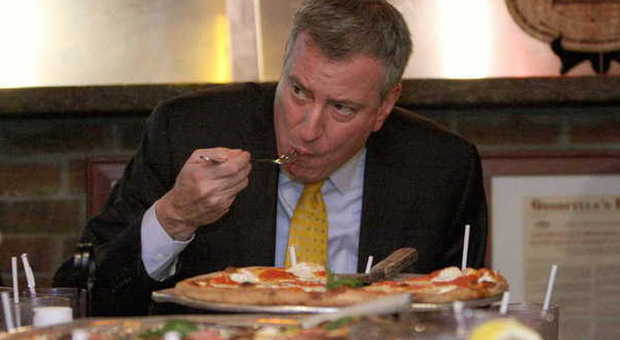 De Blasio mangia la pizza con la forchetta (foto Jan Somma-Hammel - Staten Island Advance/Ap)