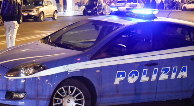 Roma, lascia l'auto col motore acceso, un uomo ubriaco la ruba e provoca un incidente: due feriti