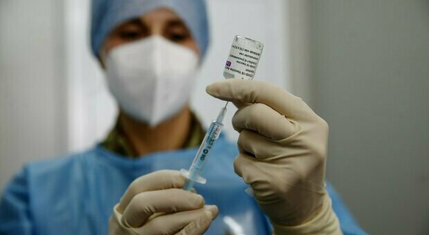 Siringa piena di siero anti Covid nel cestino, l'infermiera sotto accusa: «Non sono una no vax»
