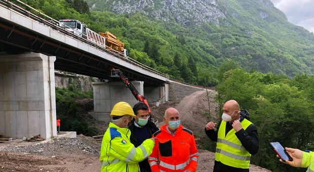 Il presidente dell'Anas Gemme con il sindaco Padrin sotto il nuovo viadotto alla Gardona