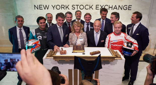 La Presidente di Enel, Patrizia Grieco, l’AD di Enel, Francesco Starace, e Ken Allen, AD di DHL Express, hanno suonato la campanella di chiusura del New York Stock Exchange