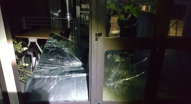 I vandali tornano in azione a Fondi: danni e vetri rotti al centro multimediale "Dan Danino di Sarra"
