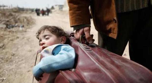 Siria, il bimbo nella valigia del papà simbolo dell'esodo per fuggire dalla Ghouta