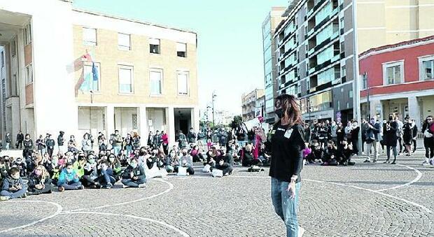 Le palestre scendono in piazza a Latina, suona il “Silenzio”