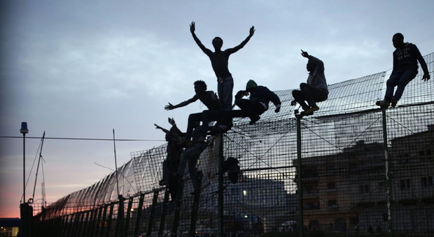 Fermato assalto di 800 migranti al "muro" di Ceuta
