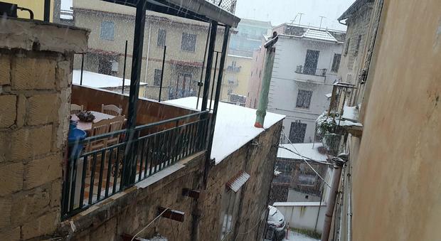 Abbondante nevicata sui comuni del Giuglianese: scuole aperte, ma molti genitori protestano