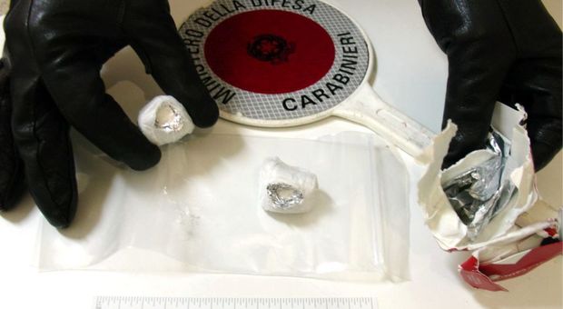 Cento grammi di cocaina in auto: preso incensurato nel Napoletano