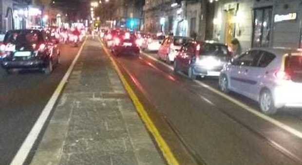 Corso Garibaldi, nuova corsia dei tram ma gli automobilisti non lo sanno e non ci sono vigili