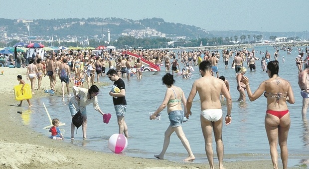 Spiagge delle Marche piene solo nel weekend: «Ma a luglio e agosto si accelera»