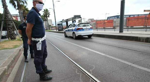 Napoli, piomba con la moto sui pedoni alla fermata del bus in via Vespucci: due morti e tre feriti, una ragazza è grave