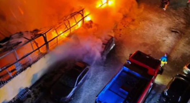 Incendi a Guidonia, caccia al piromane: quattro roghi nel giro di un'ora, la scia di fuoco fino a Tivoli