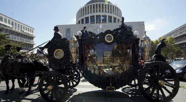 Cavalli, Rolls Royce e rose dal cielo per i funerali del boss dei Casamonica