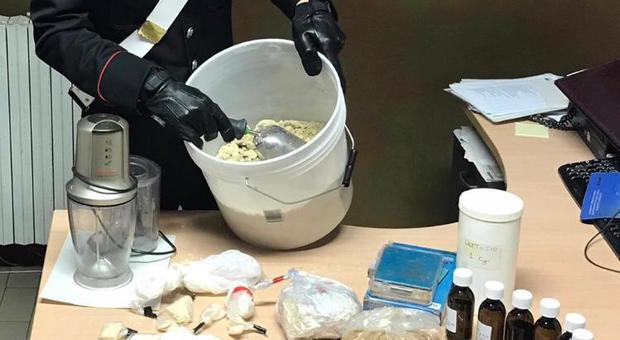 Un militare delle Tenenza di Cattolica mostra la droga ritrovata in un garage di Pesaro