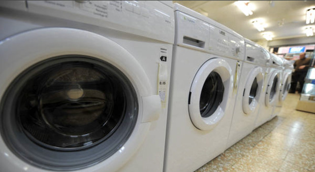 Inquilino prende una scossa dalla lavatrice e diventa balbuziente: condannata la padrona di casa