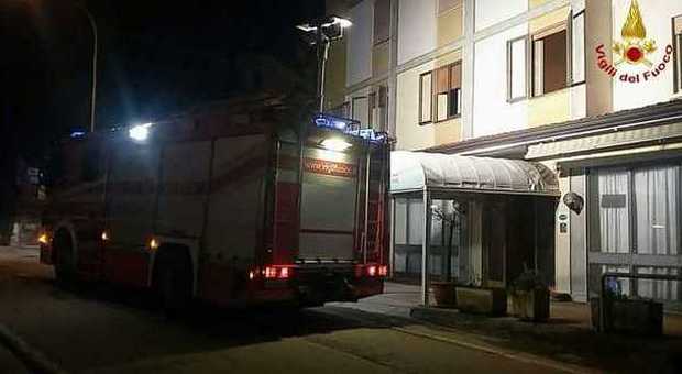 Incendio nell'hotel che deve ospitare i profughi, trovata benzina: è doloso