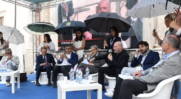 Sul palco solo uomini, le donne reggono gli ombrelli: bufera sul convegno in Abruzzo