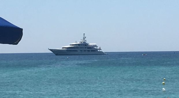 Yacht di 71 metri del multimiliardario "invade" la spiaggetta in Puglia