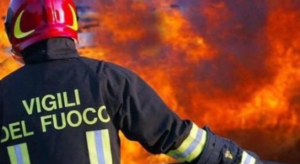 Sottoscala in fiamme: 70 evacuati e 12 intossicati, tra loro due bambini