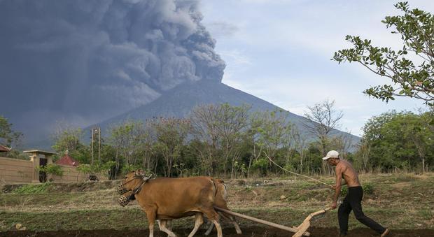 Il vulcano Agung fa paura. Evacuate centomila persone, si teme per le colate di fango e cenere