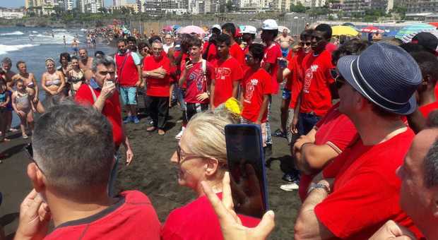 Torre Annunziata, sos migranti. Magliette rosse in spiaggia per dire sì all'accoglienza