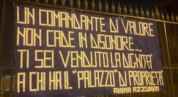 Sarri, spunta lo striscione a Napoli: «Ti sei venduto la dignità»