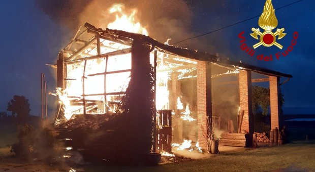 Fulmine si abbatte sul maneggio: edificio completamente distrutto dalle fiamme