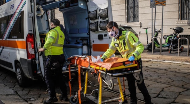 Pedone morto a Milano: investito da una moto, il guidatore è intubato in codice rosso