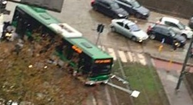 Bus di strada e abbatte due cartelli in centro a Milano