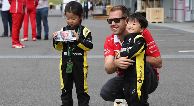 Sebastian Vettel con due piccoli fan