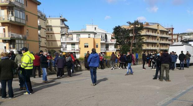 La protesta degli ambulanti dell'ortofrutta al mercato settimanale di Gaeta