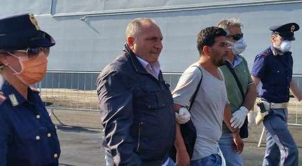 Uno dei due scafisti bloccati al porto di Salerno